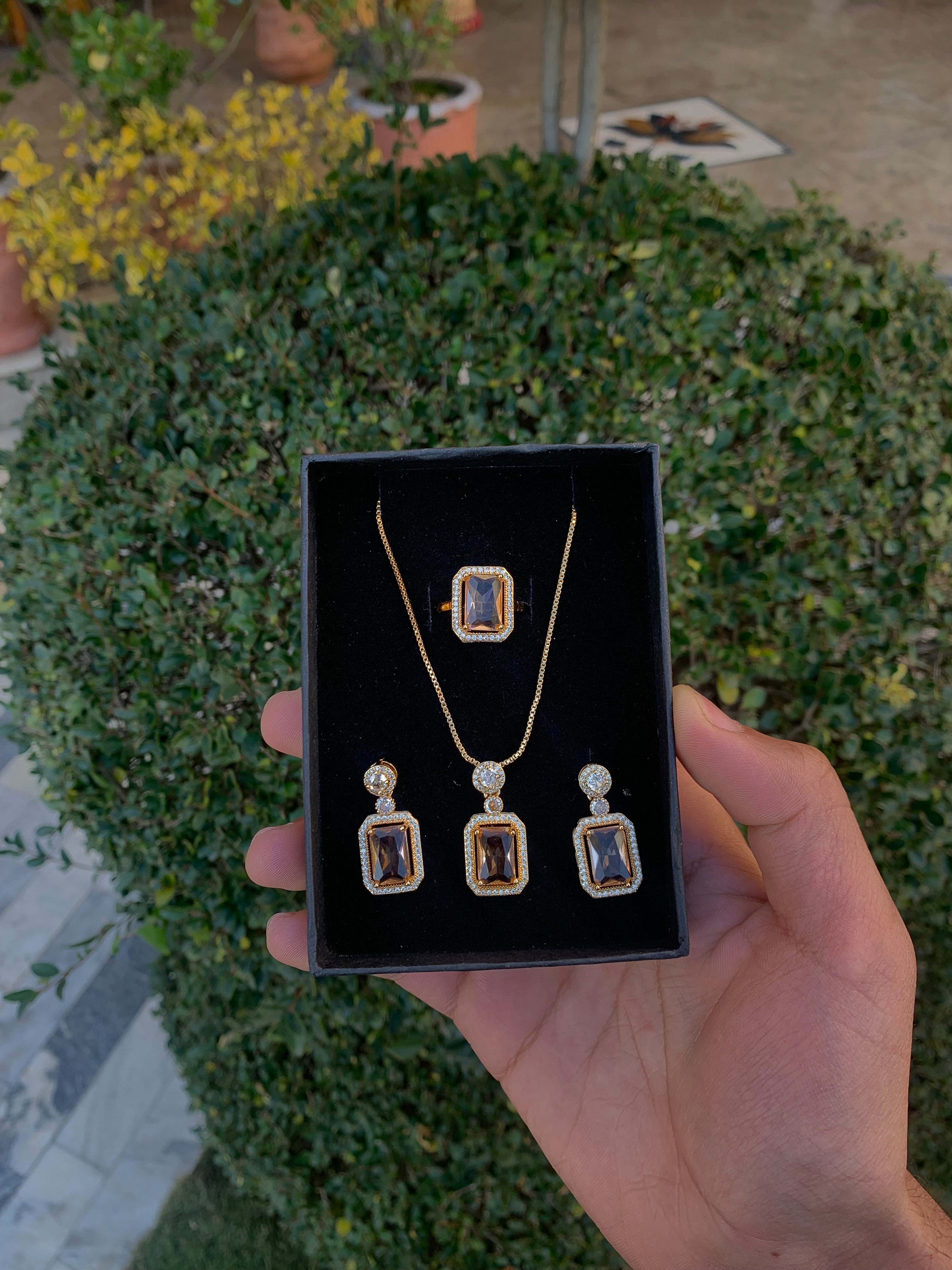 Necklace set with brown stone