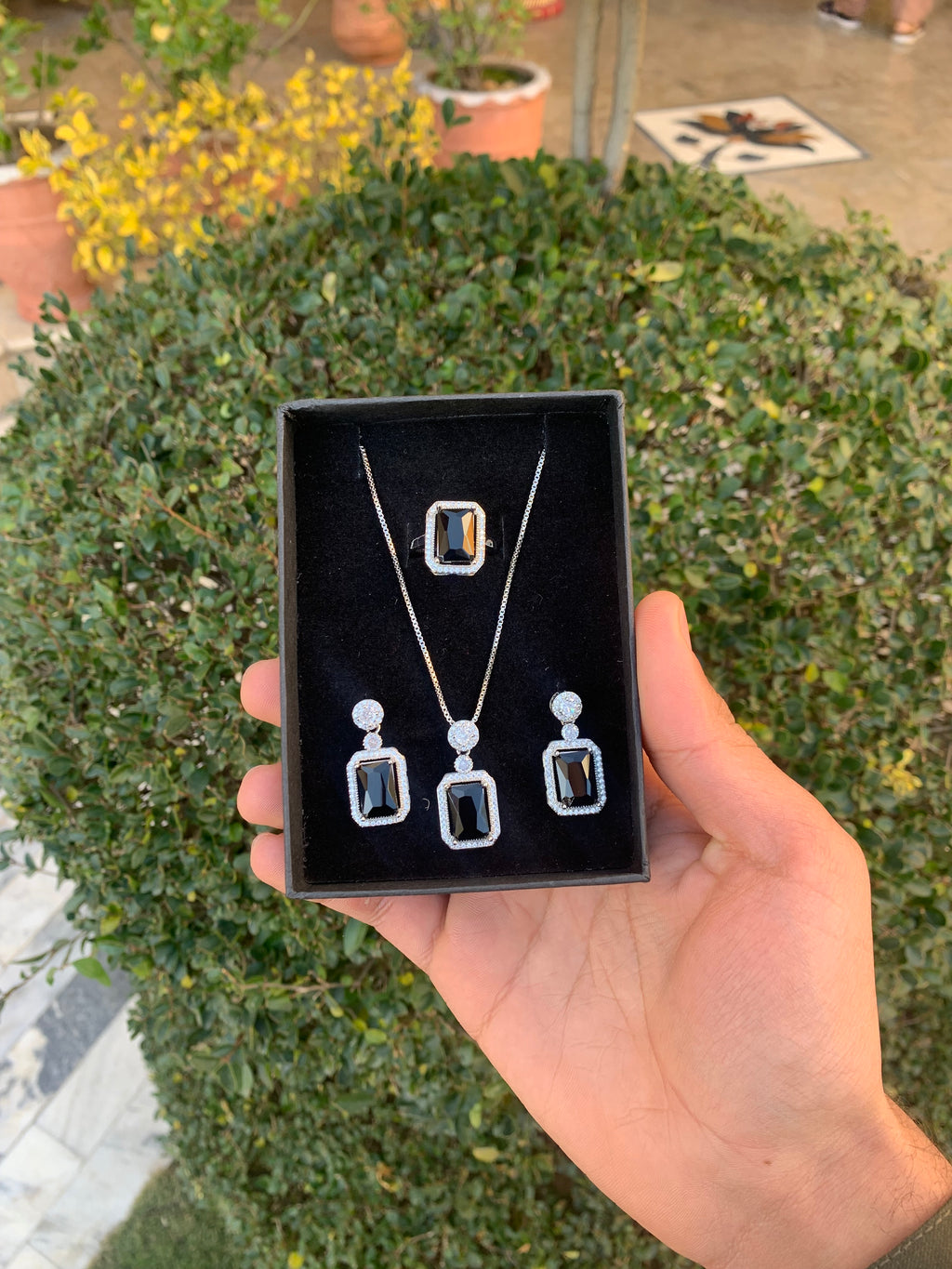 Necklace set with black stone