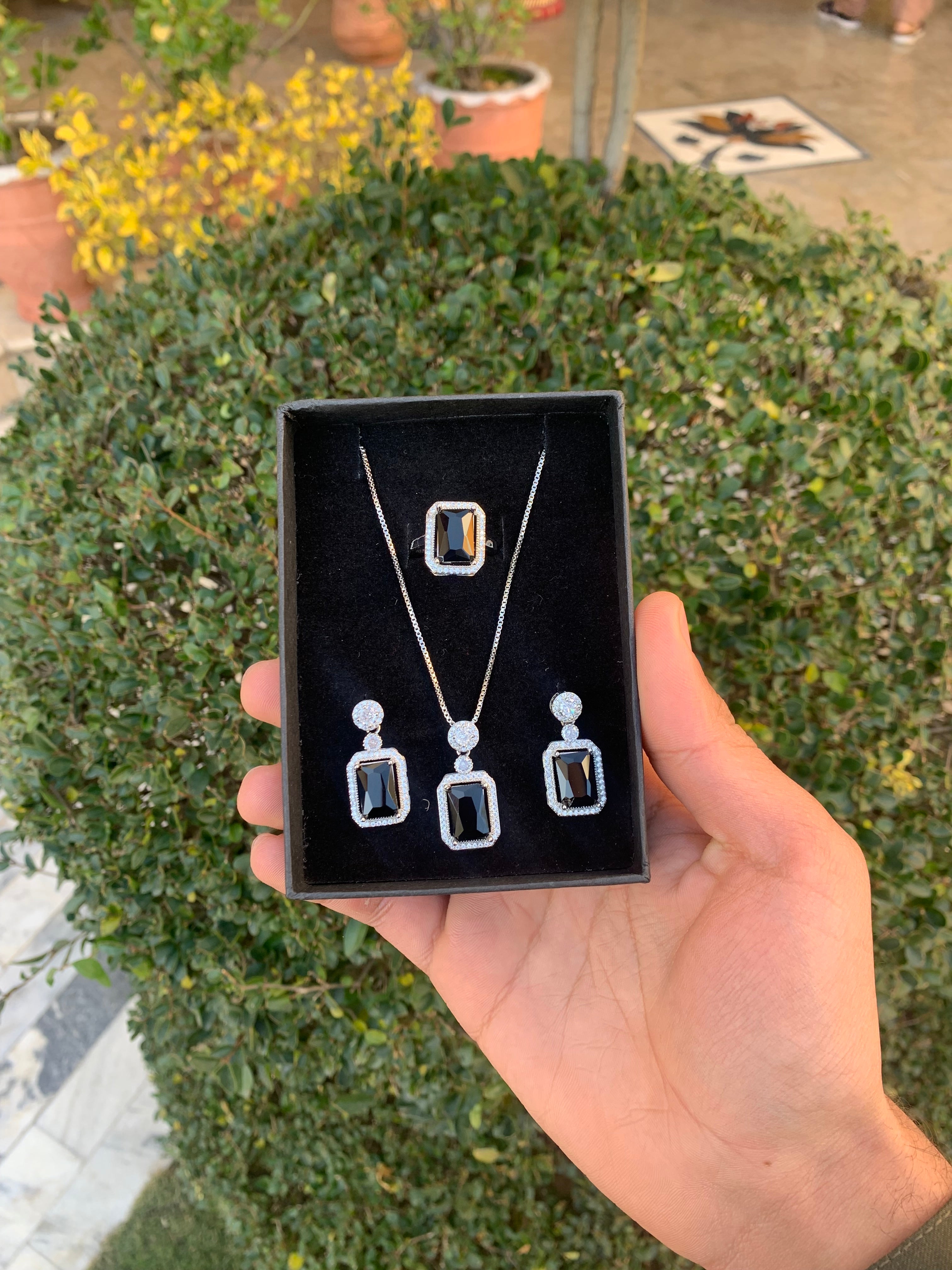 Necklace set with black stone