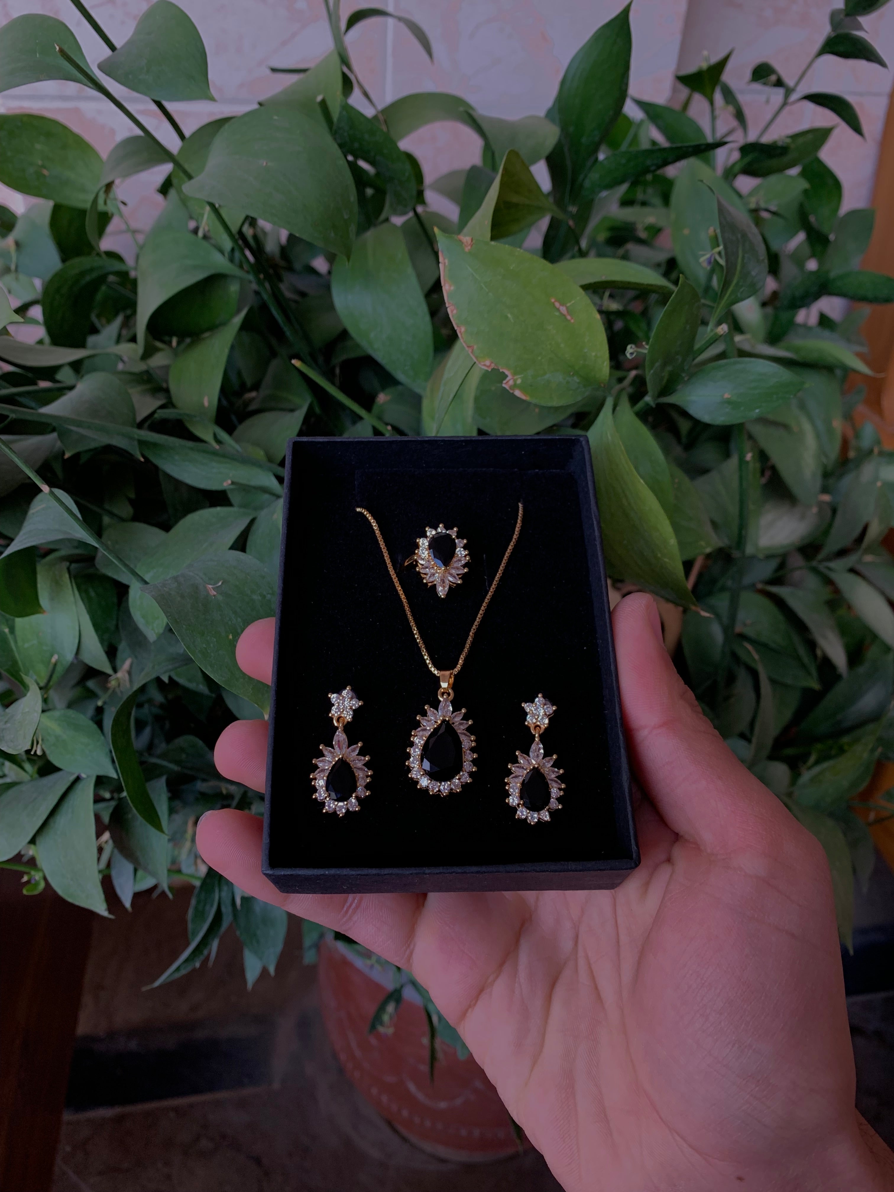 Black diamond necklace set