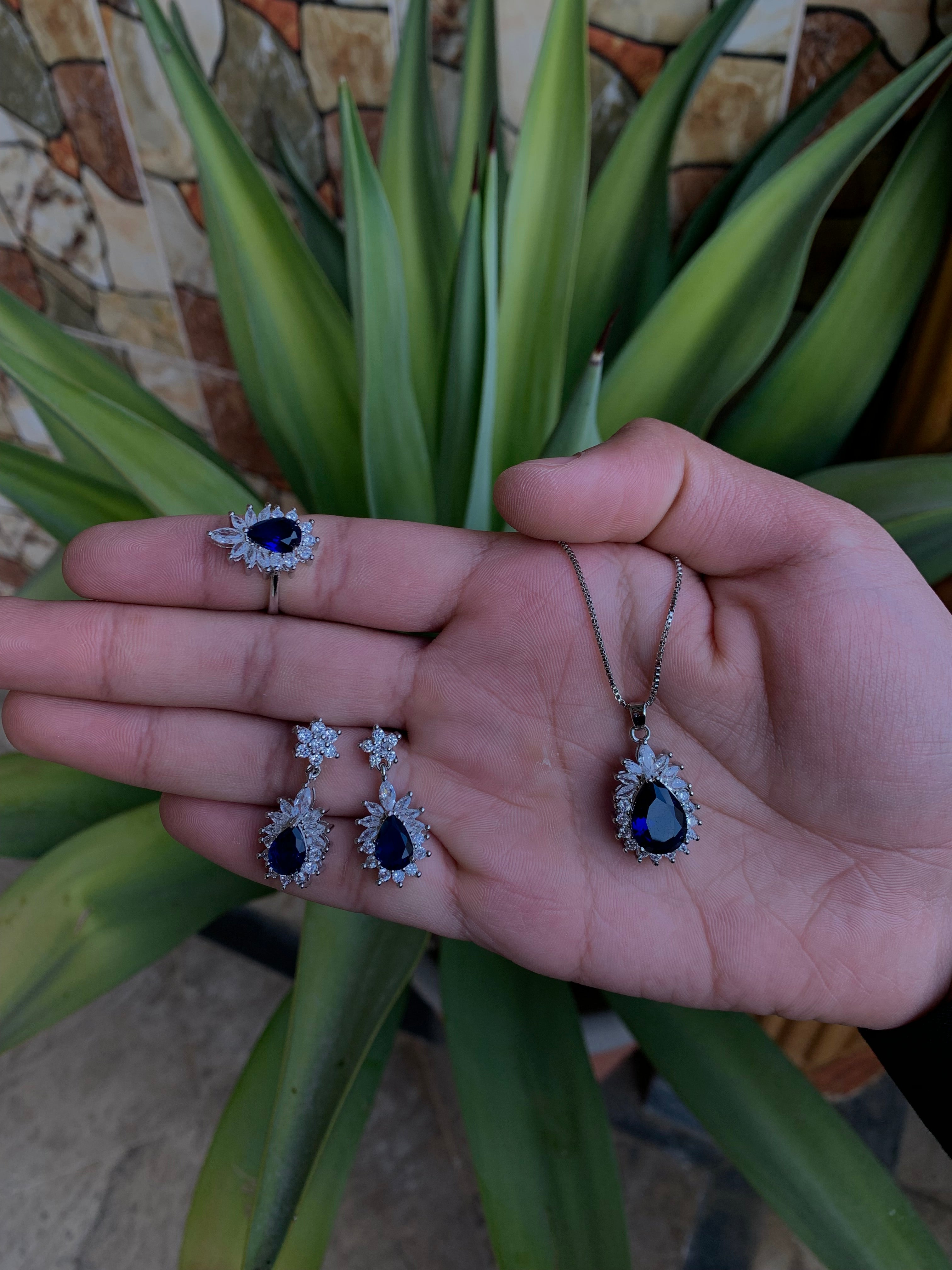 Blue diamond necklace set