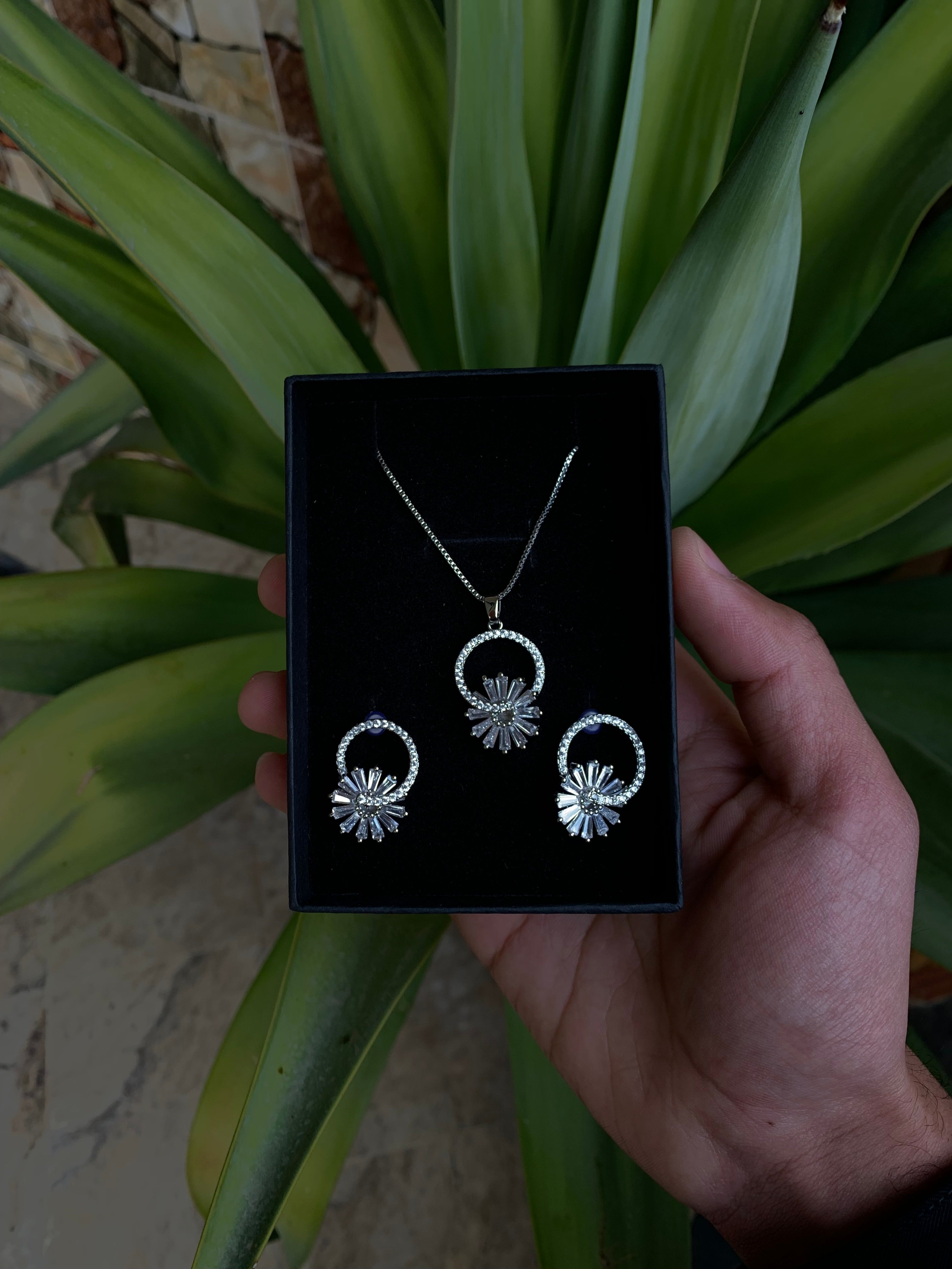 Elegant charm rounded necklace