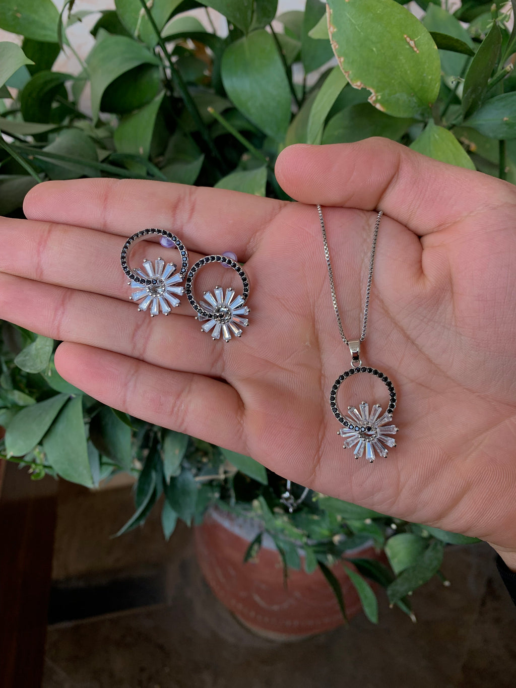 Necklace set with rounded design