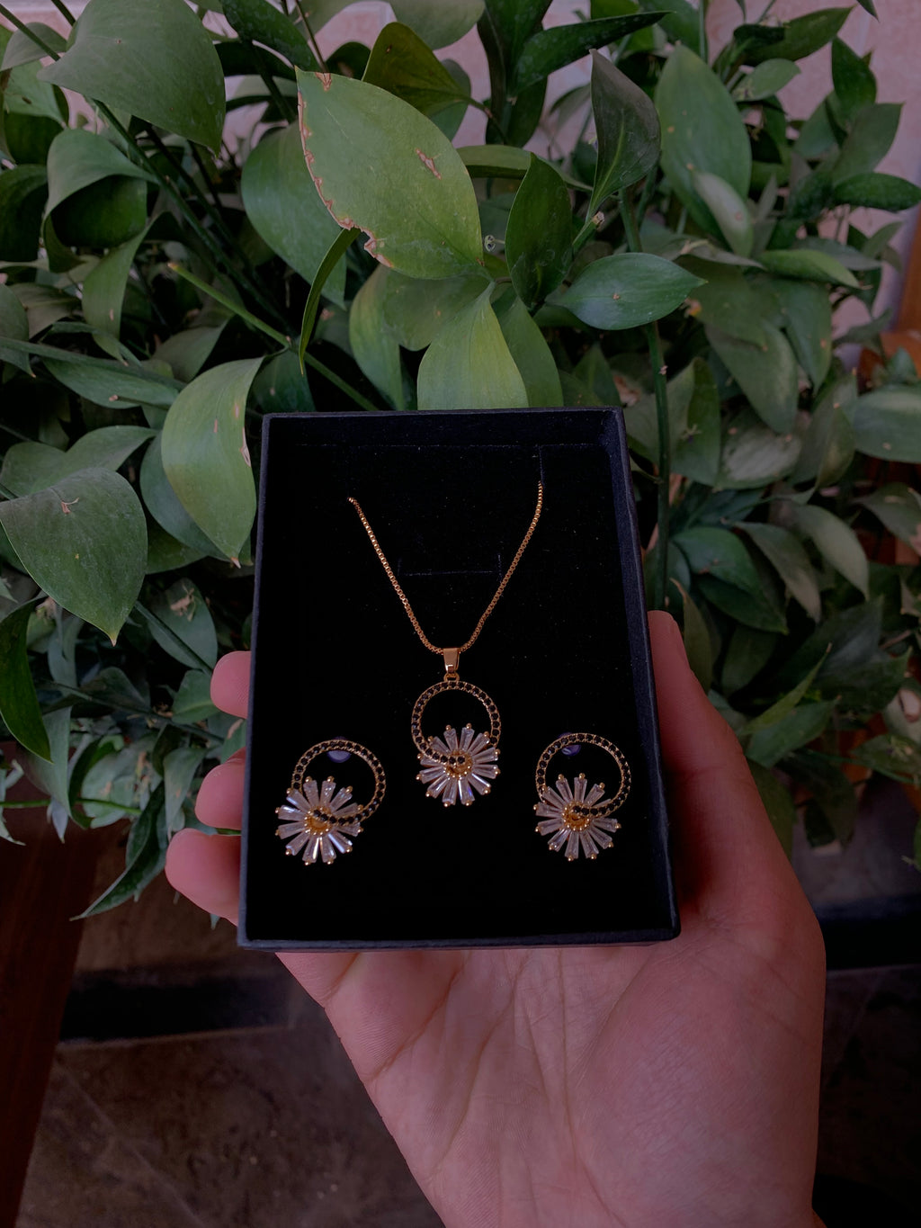 Necklace set with rounded design
