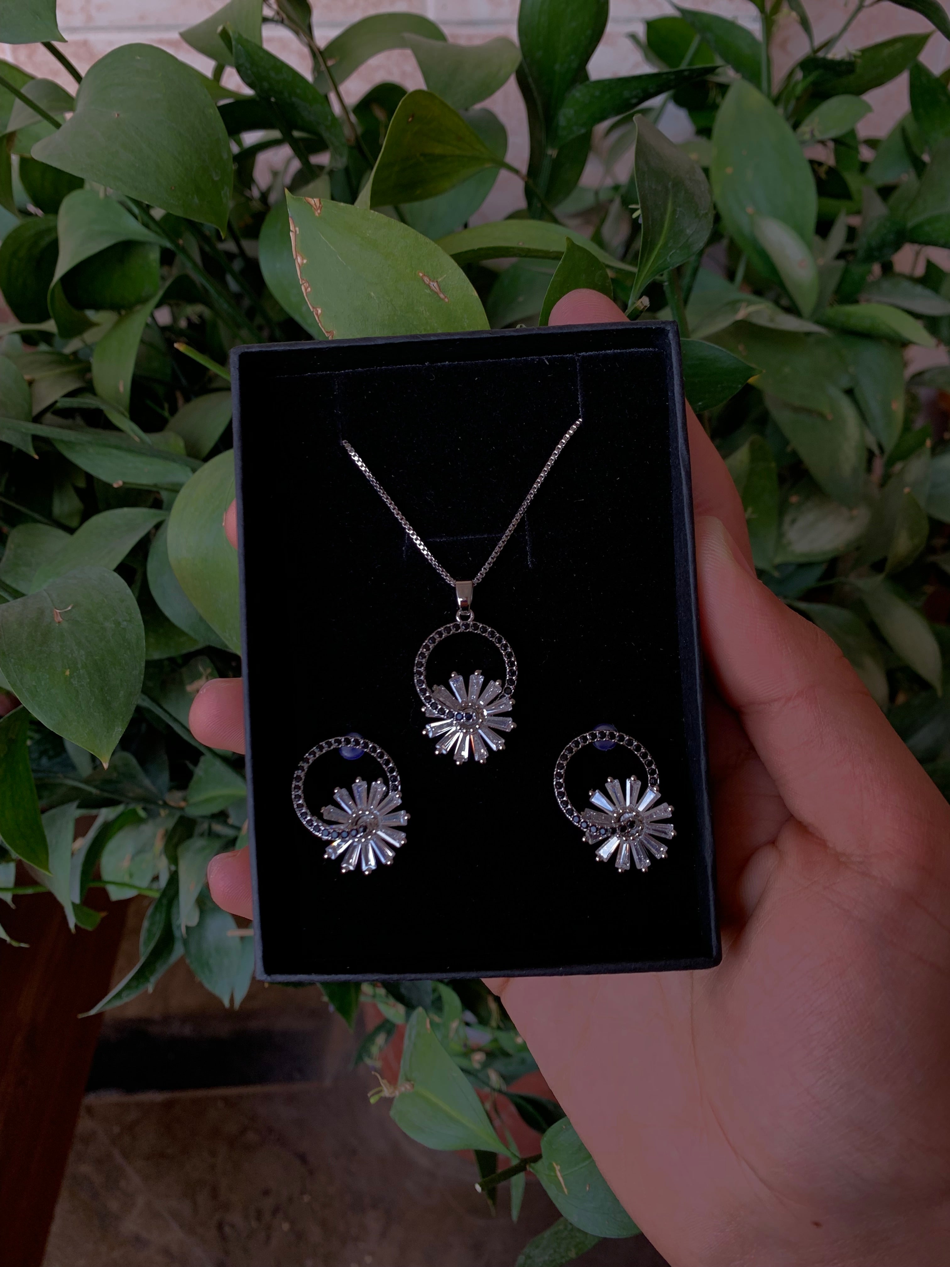 Necklace set with rounded design