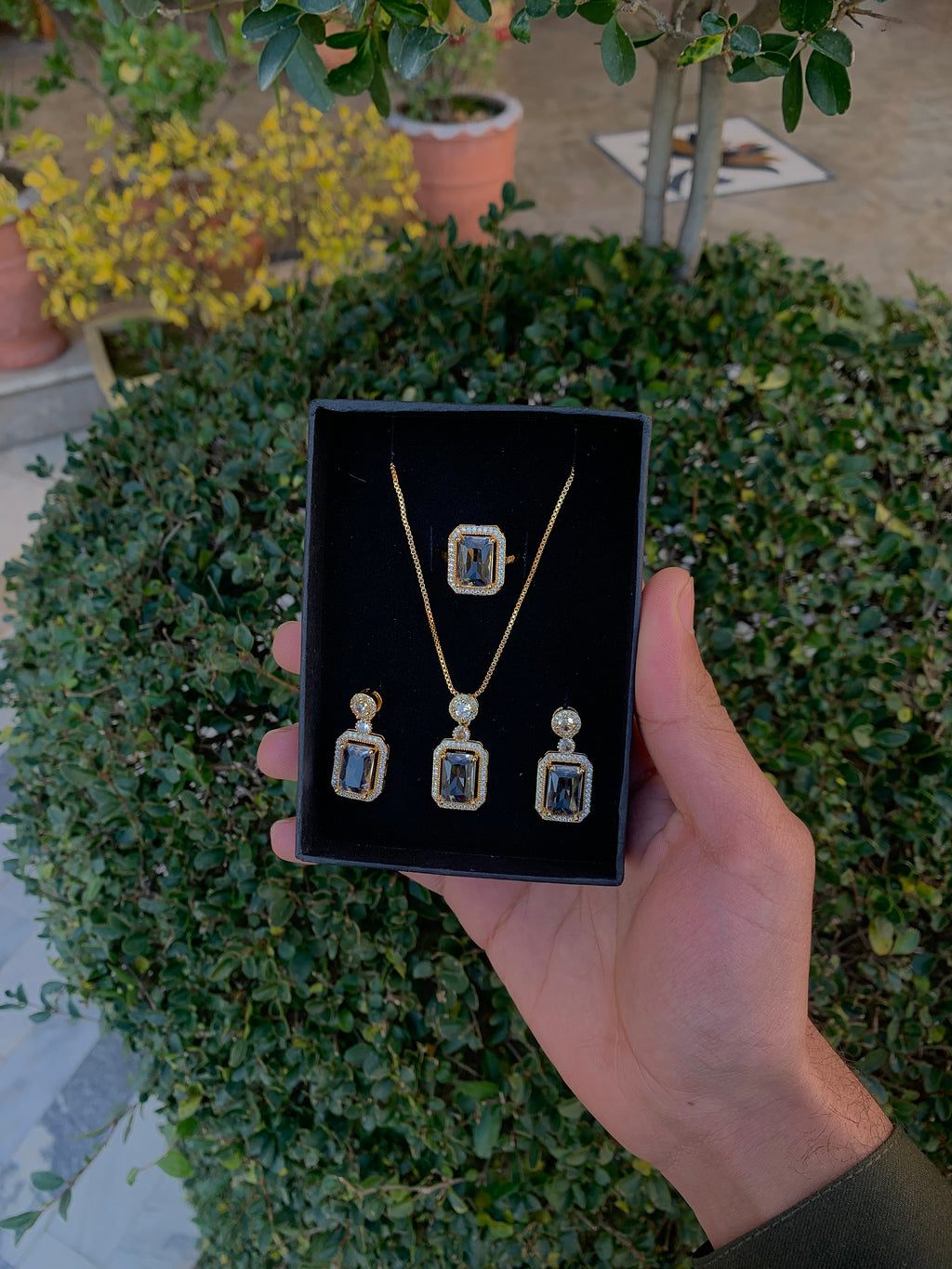 Necklace set with transparent stone