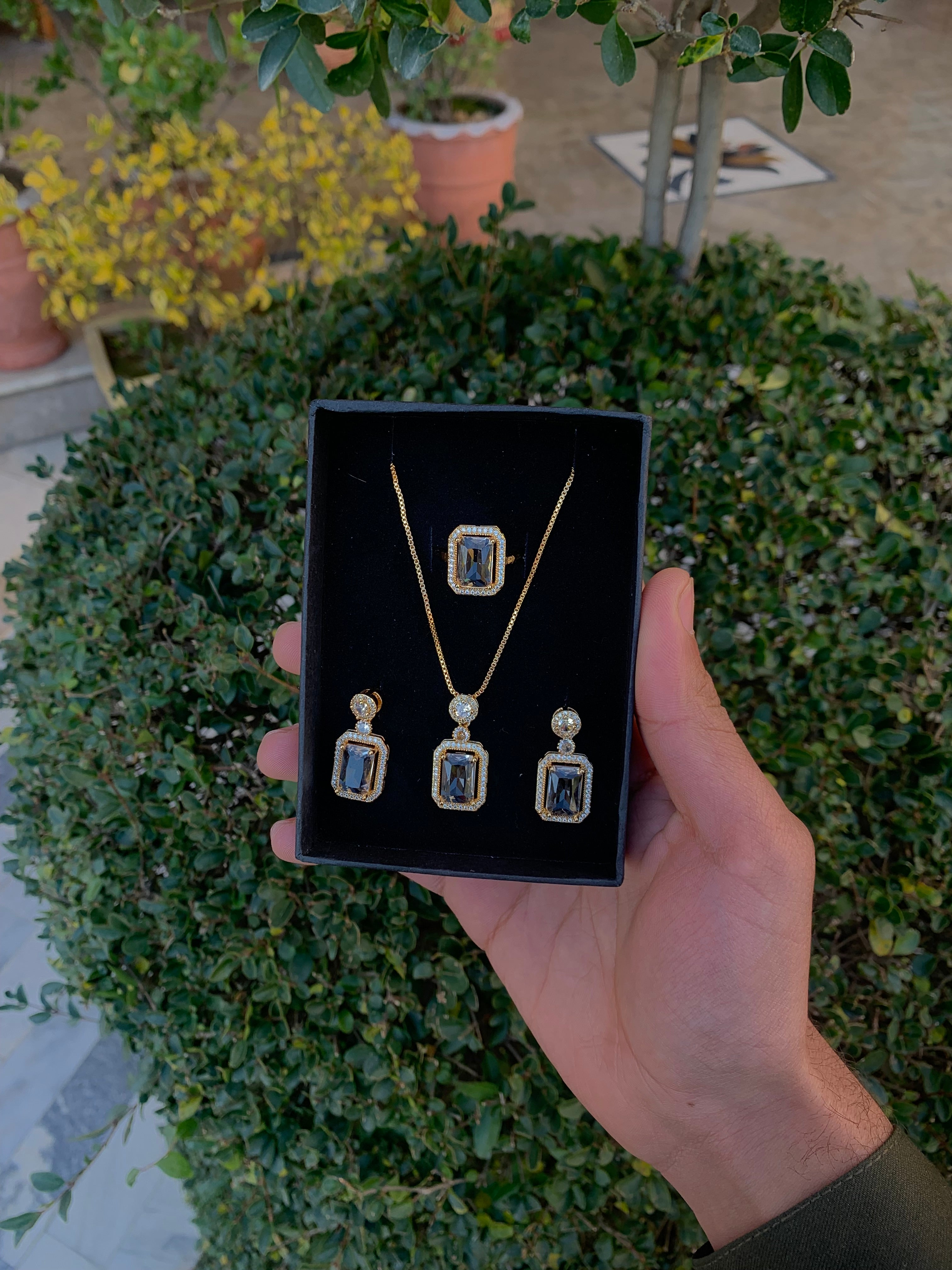 Necklace set with transparent stone