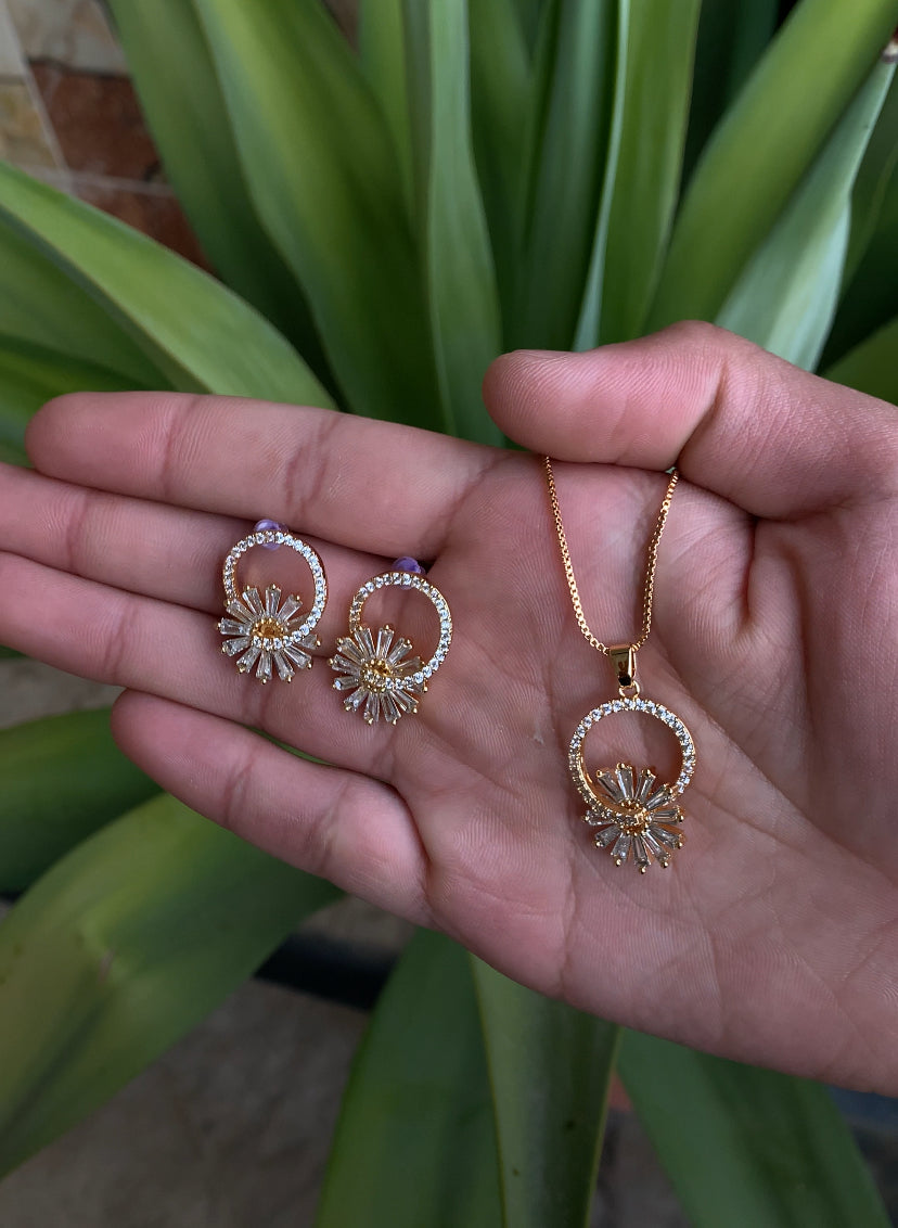 Elegant charm rounded golden necklace