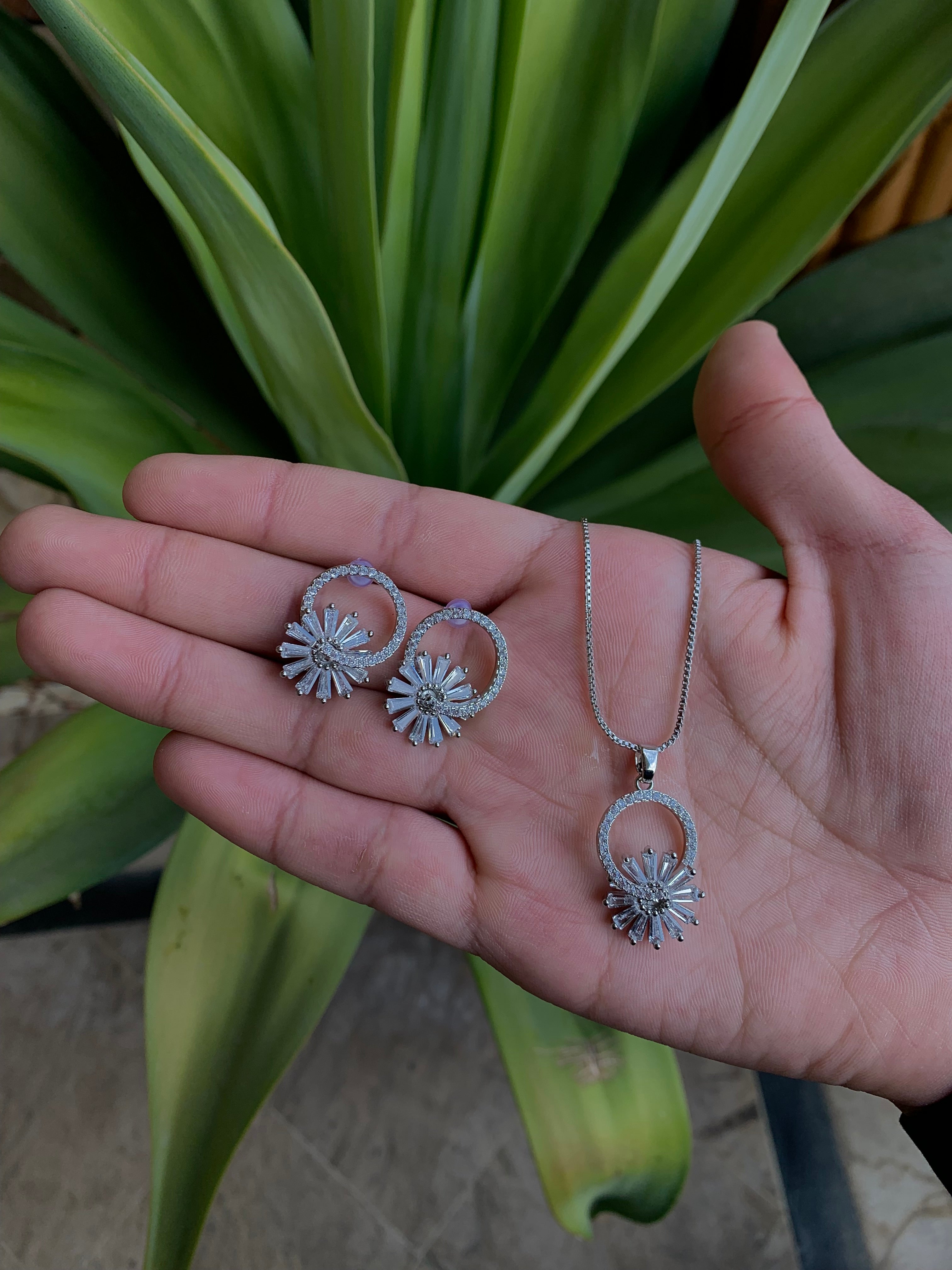 Elegant charm rounded necklace