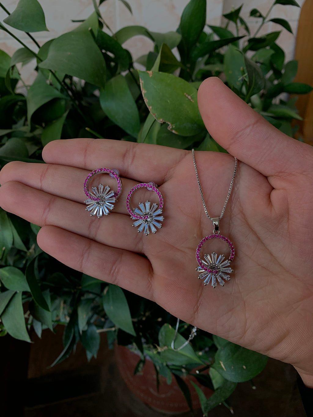 Necklace set with rounded design