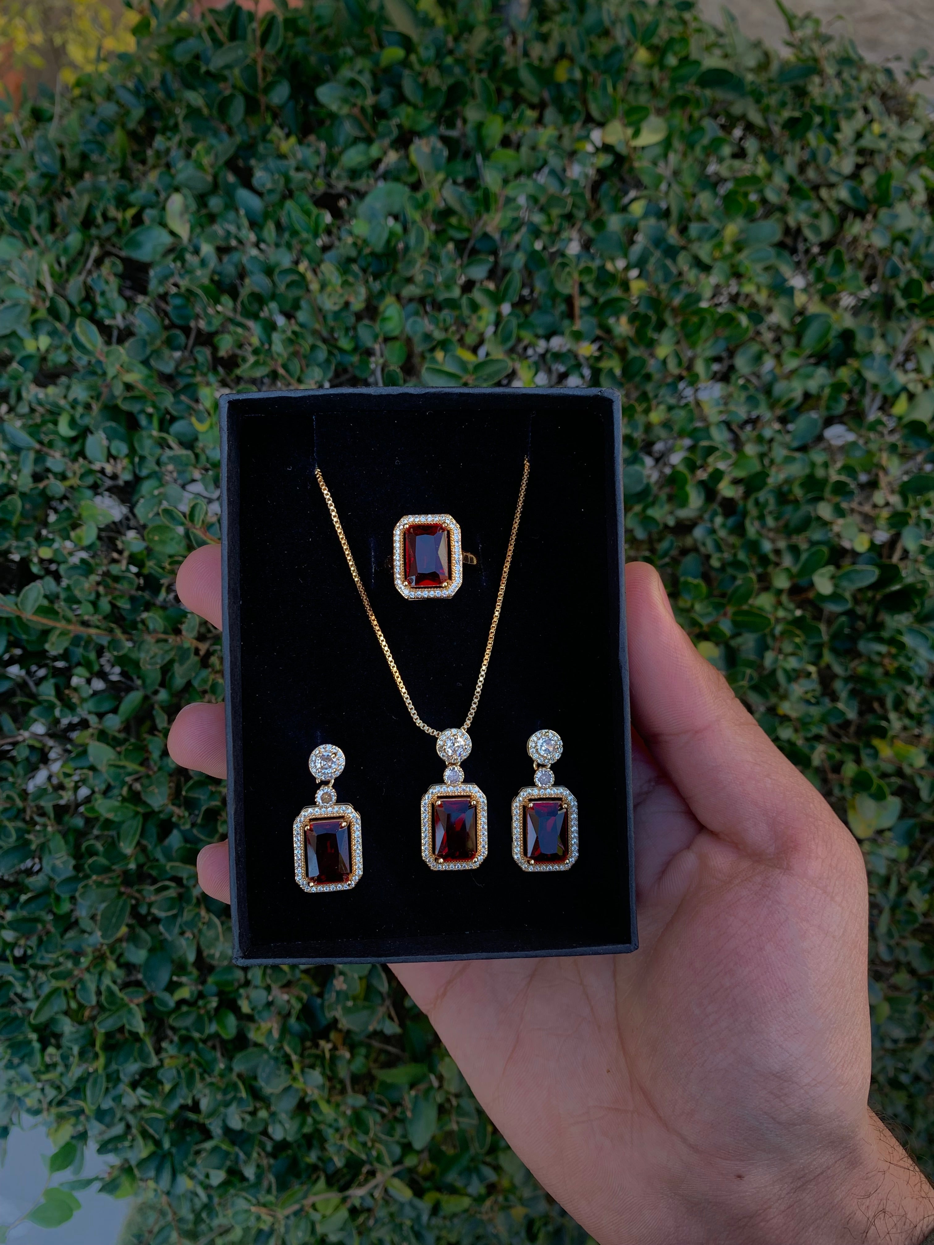 Necklace set with red stone