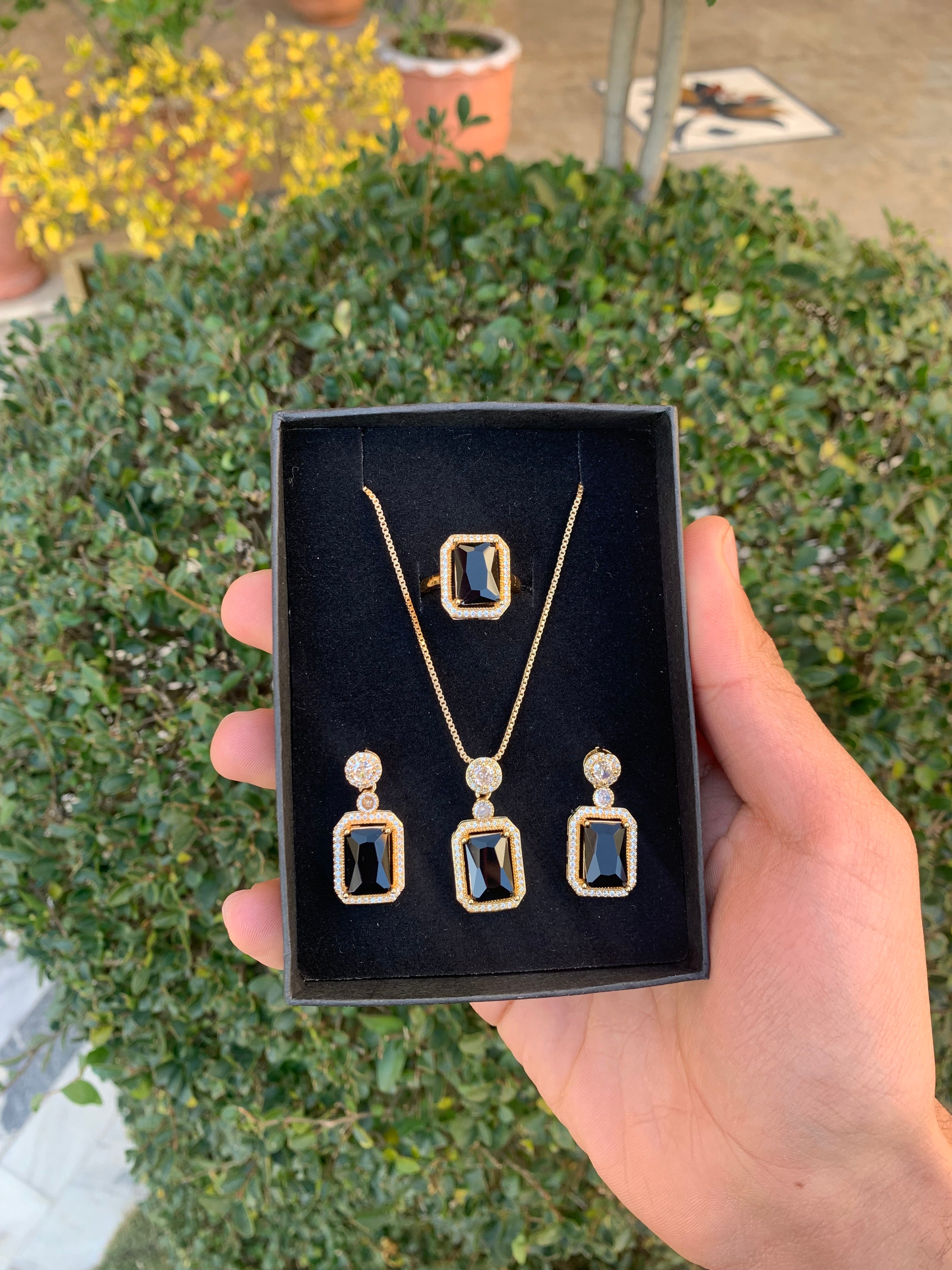 Necklace set with pure black stone