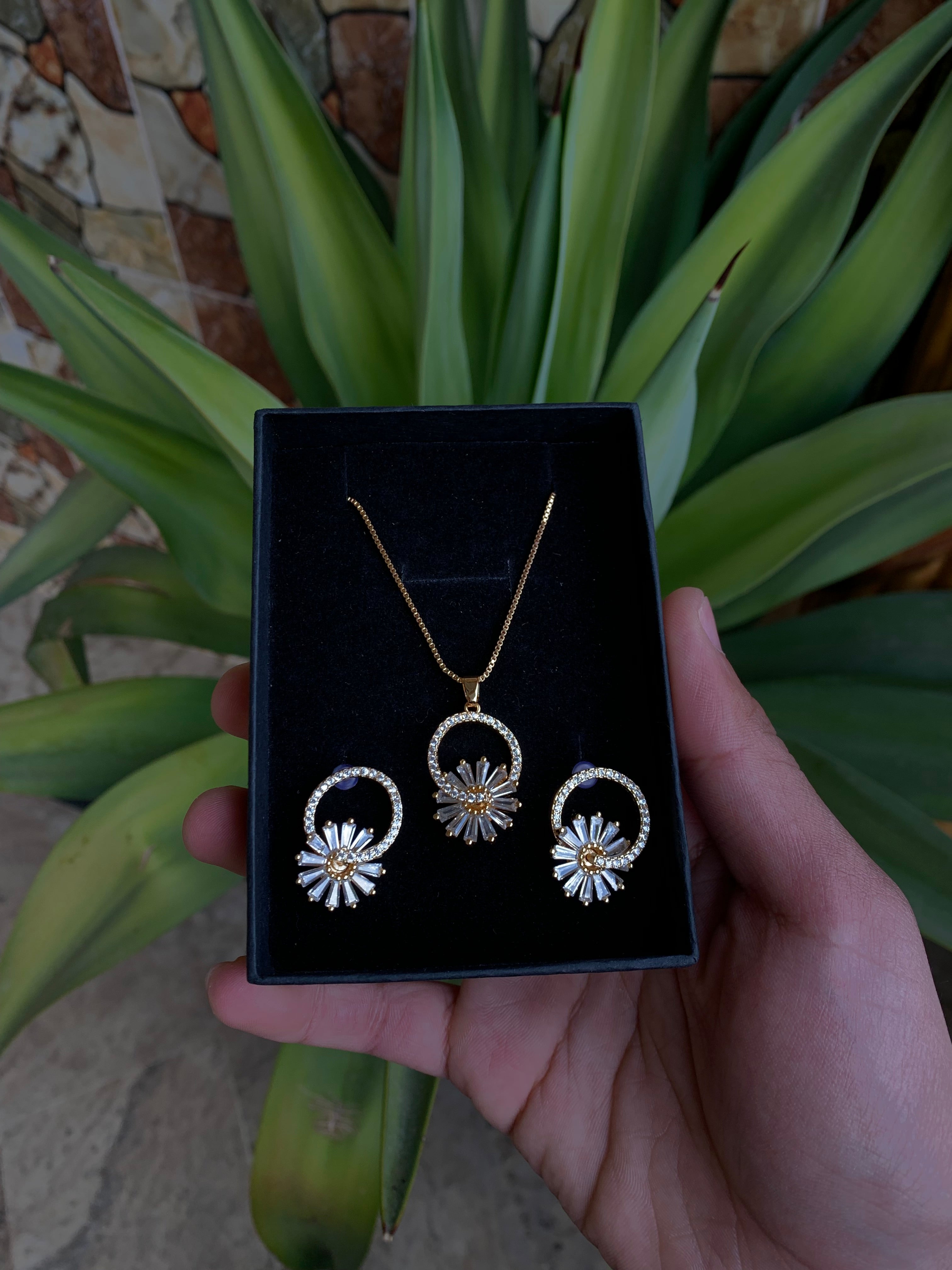 Elegant charm rounded golden necklace