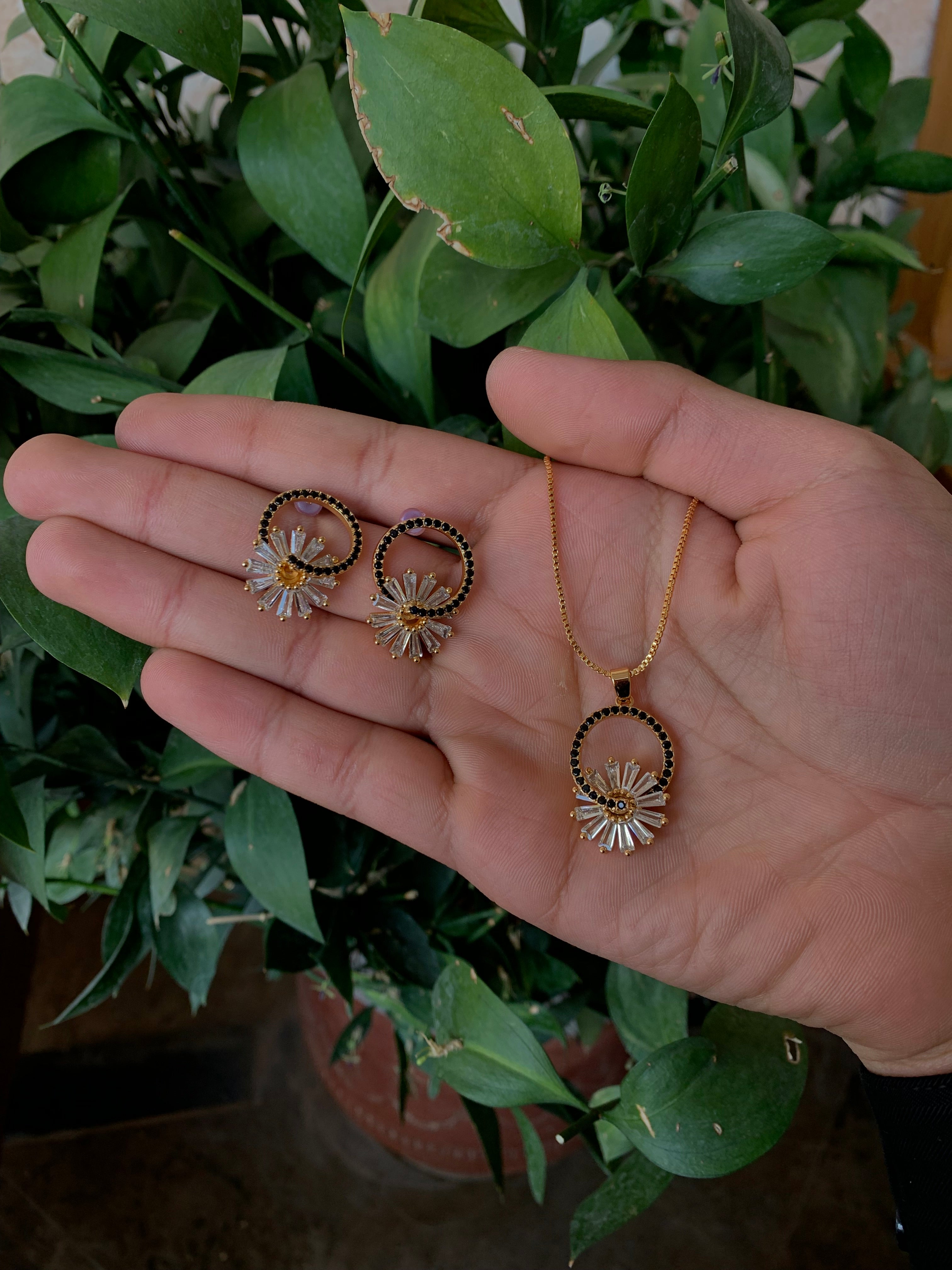 Necklace set with rounded design