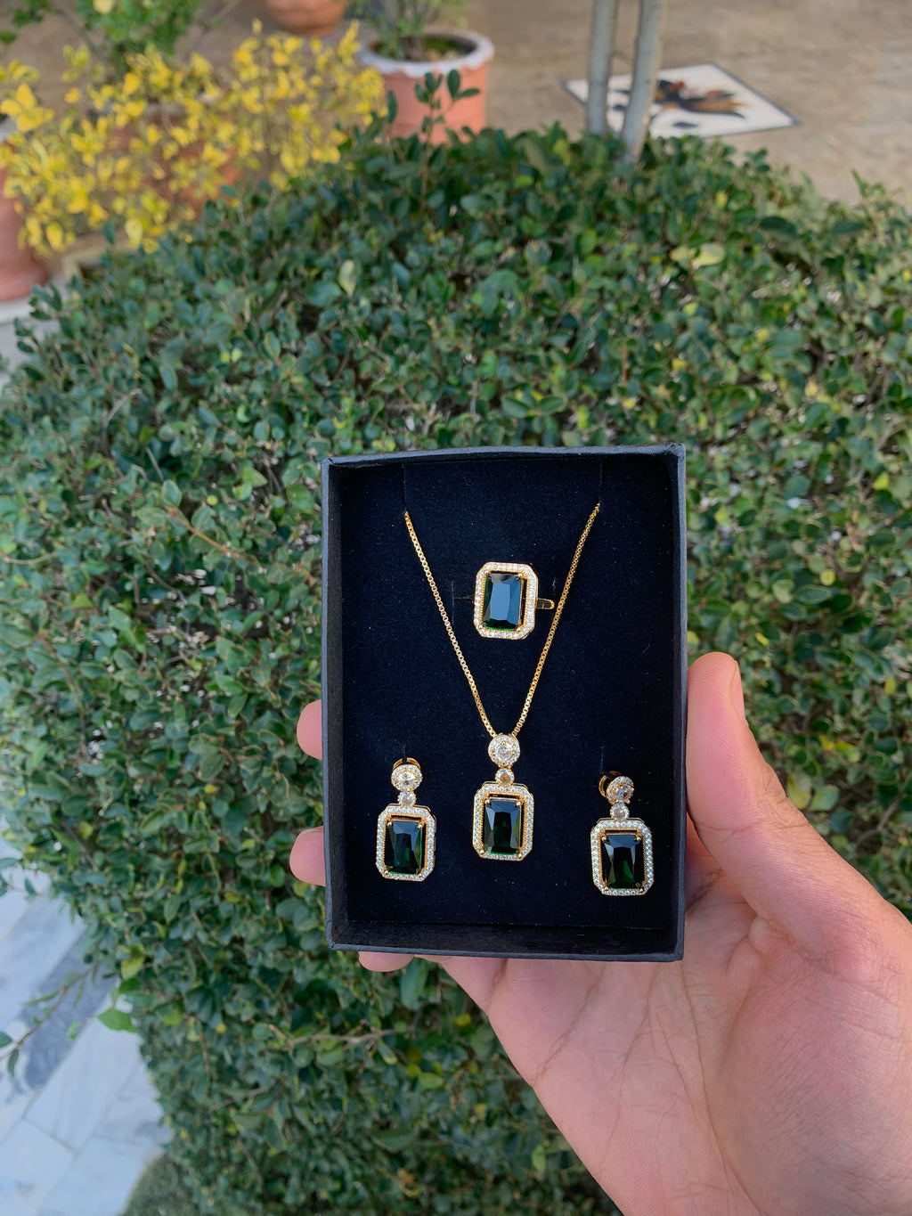 Necklace set with green stone