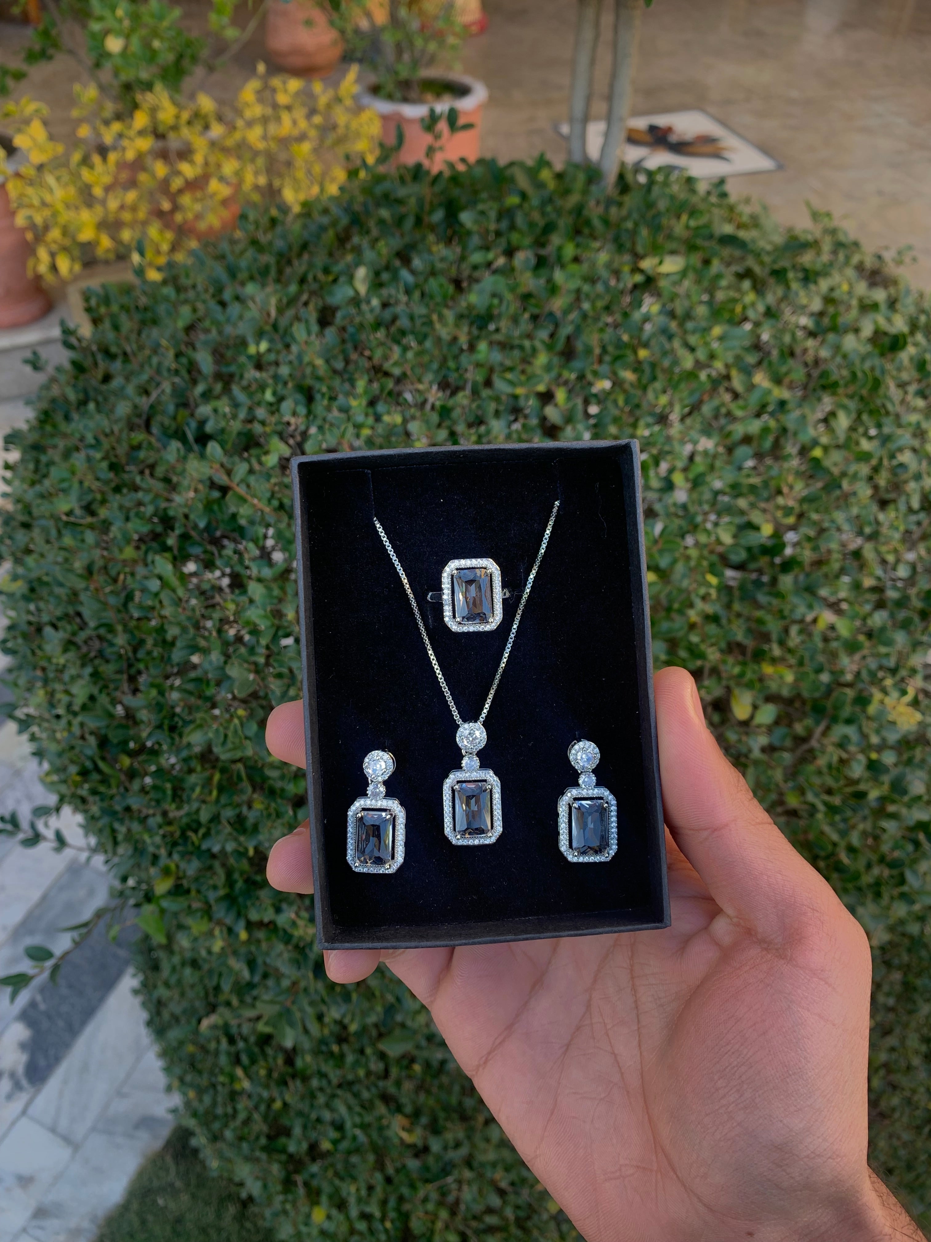 Necklace set with transparent stone